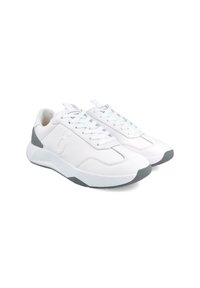 Zapatillas blancas de cuero con una textura suave, que presentan detalles en color gris y un diseño de cordones. Punta redondeada y suela acolchada.