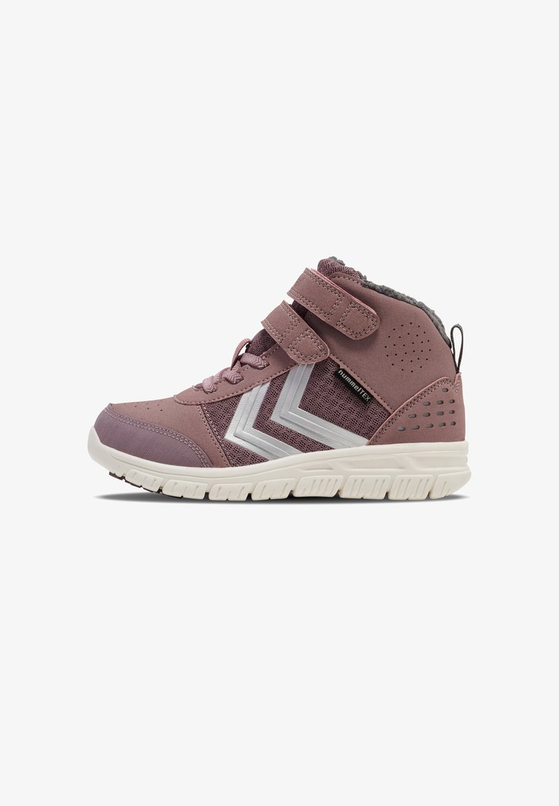 Bottine de sport montante en rose poussiéreux avec un design en chevron blanc, dotée de deux bandes Velcro, d'une semelle en caoutchouc et d'une doublure en polaire grise.