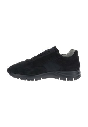 Sneaker in camoscio nero con lacci frontali, collo imbottito e suola spessa in gomma nera, mostrato dal lato esterno su sfondo bianco.