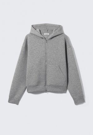 Grå zip-hoodie med hætte, kengurulommer og ribbede manchetter. Blødt materiale, afslappet pasform og flade sømme.