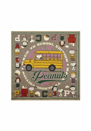 Gele schoolbus met Snoopy aan het stuur en Woodstock erin, omringd door Peanuts-personages en de tekst "Back to School Edition" en "Peanuts Since 1950."