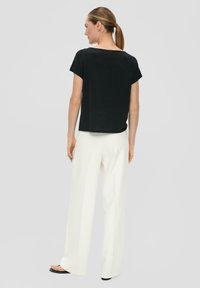 s.Oliver BLACK LABEL MIT ÜBERSCHNITTENER SCHULTER - T-shirt basic - schwarz