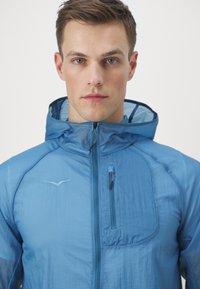 HOKA SKYFLOW JACKET - Vjetrovka - shadow