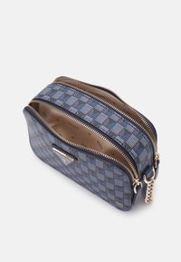 Blå mønstret crossbody taske med dobbelte lynlåse og guldfarvet hardware. Indersiden har en ensfarvet lys brun foring. Holdbart ydre med struktureret overflade.