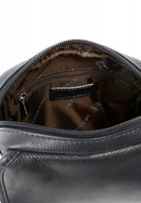 Borsa in pelle nera con apertura con zip, che rivela un interno in tessuto marrone. Due scomparti, uno con zip e dettagli di marca visibili.