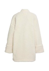 Krémový fleece kabát s volným střihem, vybavený vysokým límcem, širokými rukávy a texturovaným povrchem, bez viditelných zapínání nebo vzorů.