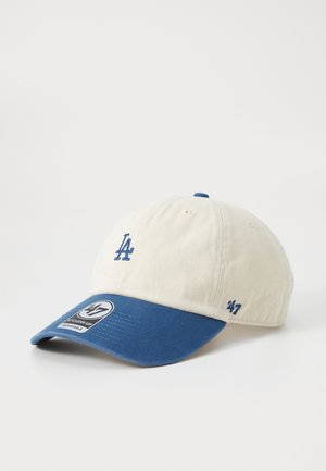 Baseballkasket med hvid krone og blå skygge, med blåt "LA" logo foran og "'47" branding broderet på siden.