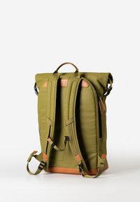 Zaino a roll-top in tessuto verde con dettagli in pelle, spallacci regolabili, tasca interna con zip e maniglia resistente per il trasporto. Design minimalista.