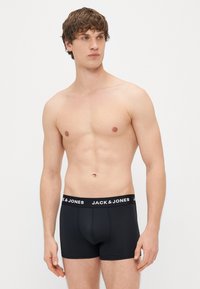 Sorte boxer briefs laget av glatt stoff med en komfortabel midjebånd som har merkevarenavnet "JACK & JONES" i hvit skrift.