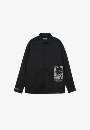 Czarna koszula z długim rękawem z tkaniny wiskozowej, z teksturowaną kieszonką z grafika w odcieniu szarości, zapięciem na guziki z przodu oraz klasycznym kołnierzykiem.