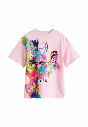 Ružové tričko s krátkym rukávom s farebnou abstraktnou graffiti potlačou, ktorá zobrazuje motýľa a čiastočný text na prednej strane.