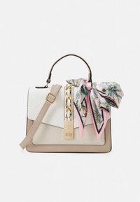 Sac à main beige au design structuré, avec un rabat blanc texturé, des garnitures dorées et un foulard à motif floral en accent.