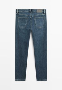 Granatowe dżinsy o wąskim kroju, z dwoma tylnymi kieszeniami i prostym wykończeniem nogawek. Tkanina ma subtelną fakturę z minimalnym blaknięciem.