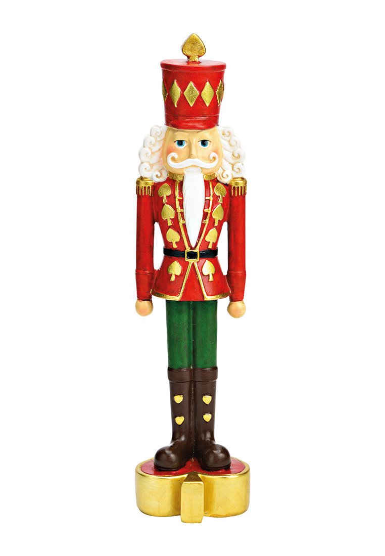 Figurine de casse-noix en bois, vêtu d'une tenue rouge et verte avec des accents dorés, cheveux bouclés blancs, et motifs détaillés. Se tient sur une base circulaire.