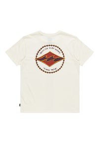 Weißes Baumwoll-T-Shirt mit einem großen rot-orangefarbenen Wellenlogo in Diamantform, umgeben von Text und einem geflochtenen Design.