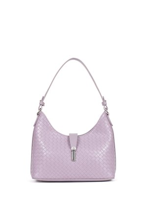 Lawendowa pleciona skórzana torebka z pojedynczym uchwytem i srebrnym zapięciem na przodzie, na środku.