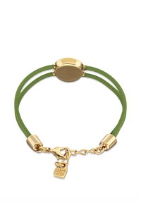 Bracelet en cuir vert avec un charme ovale en or, des accents dorés et une petite étiquette affichant un motif de serrure. Deux lanières de cuir parallèles.