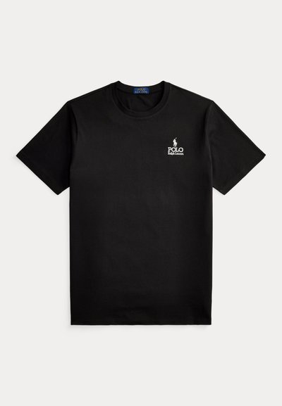 Μαύρο κοντομάνικο T-shirt με στρογγυλή λαιμόκοψη και μικρό λευκό λογότυπο Polo Ralph Lauren στο πάνω αριστερό μέρος του στήθους, σε απλό φόντο.