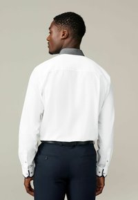 Next TEXTURED TRIMMED REGULAR FIT SINGLE CUFF - Ing - off white