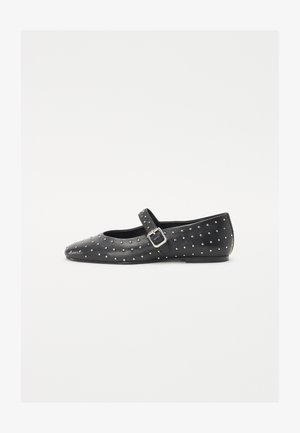Shoe em couro preto, plano, com bico apontado, adornado com tachas de prata, apresentando uma faixa decorativa com fivela. Textura suave, salto baixo.