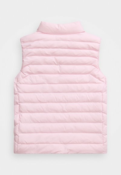 Chaleco acolchado rosa con cuello alto, que presenta un diseño acolchado horizontal y una textura suave. Sin mangas, versátil para atuendos en capas.