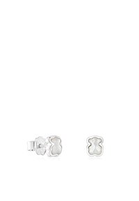 Pendientes de plata con forma de oso, con un acabado blanco brillante y un borde ondulado. Incluyen un cierre trasero seguro.