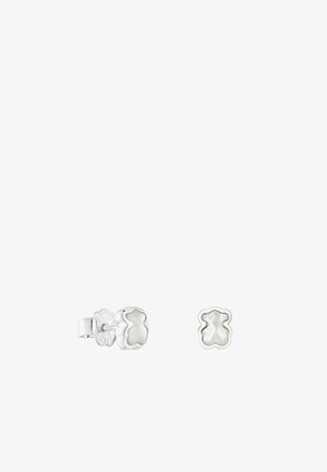 Pendientes de plata con forma de oso, con un acabado blanco brillante y un borde ondulado. Incluyen un cierre trasero seguro.