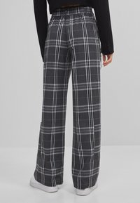 Bershka Tygbyxor - grey