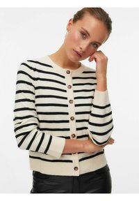 Cardigan beige clair avec des rayures horizontales noires, présentant un col rond, des manches longues et six boutons de fermeture avec des accents décoratifs.