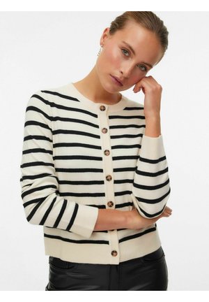 Cardigan beige clair avec des rayures horizontales noires, présentant un col rond, des manches longues et six boutons de fermeture avec des accents décoratifs.
