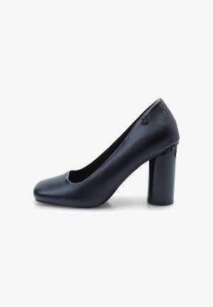 Escarpin noir à talon haut, fabriqué en matériau synthétique lisse, avec un bout rond et un talon bloc brillant. Présente un petit accent de marque.