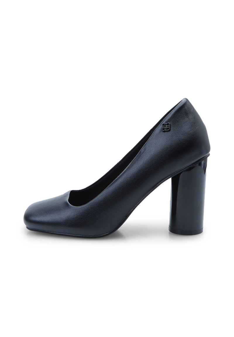 Pumps neri con tacco alto realizzati in materiale sintetico liscio, con punta arrotondata e tacco a blocco lucido. Presenta un piccolo accento di marca.
