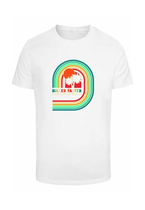 Hvid bomulds t-shirt med et retro grafisk design med farverige striber, en sol og palmetræer, teksten lyder "ROLLER SKATER CLUB VENICE BEACH."