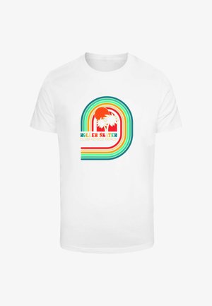 Hvid bomulds t-shirt med et retro grafisk design med farverige striber, en sol og palmetræer, teksten lyder "ROLLER SKATER CLUB VENICE BEACH."