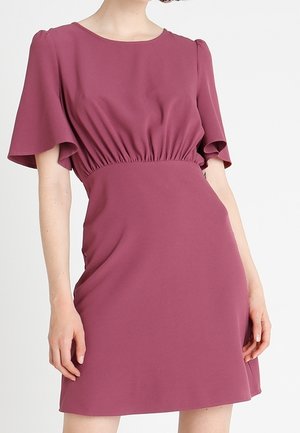 Sukienka z krótkim rękawem do kolan w bordowym materiale z marszczoną talią o gładkiej teksturze, z okrągłym dekoltem i luźnym krojem.