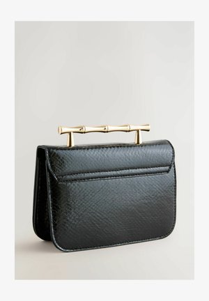 Schwarze Lederhandtasche mit strukturierter Oberfläche, ausgestattet mit einem goldfarbenen Griff im Bambus-Stil und einem Klappenverschluss. Rechteckige Form mit glatten Kanten.