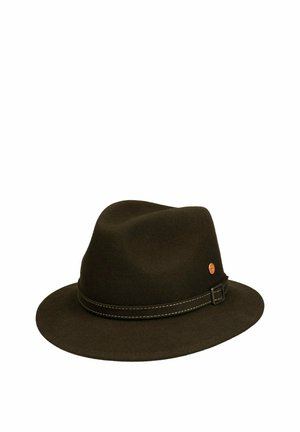 Dunkelbraune Filzfedora mit breiter Krempe, einem gesteppten Lederband mit Schnalle und einem kleinen runden metallischen Emblem an der Seite.