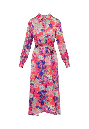 Robe longue à manches longues à fleurs de couleur rose vif, avec un devant à boutons, un col et une taille ceinturée, ornée de motifs floraux verts et bleus.