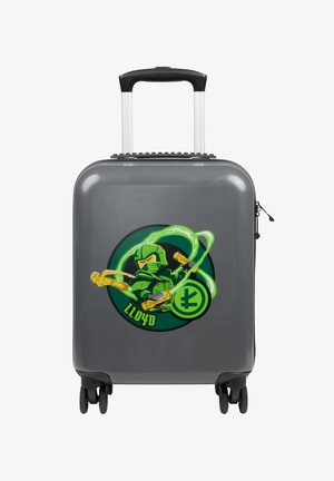 Maleta rígida gris con un gráfico verde y negro de un ninja con el nombre "Lloyd", equipada con un asa retráctil y ruedas.