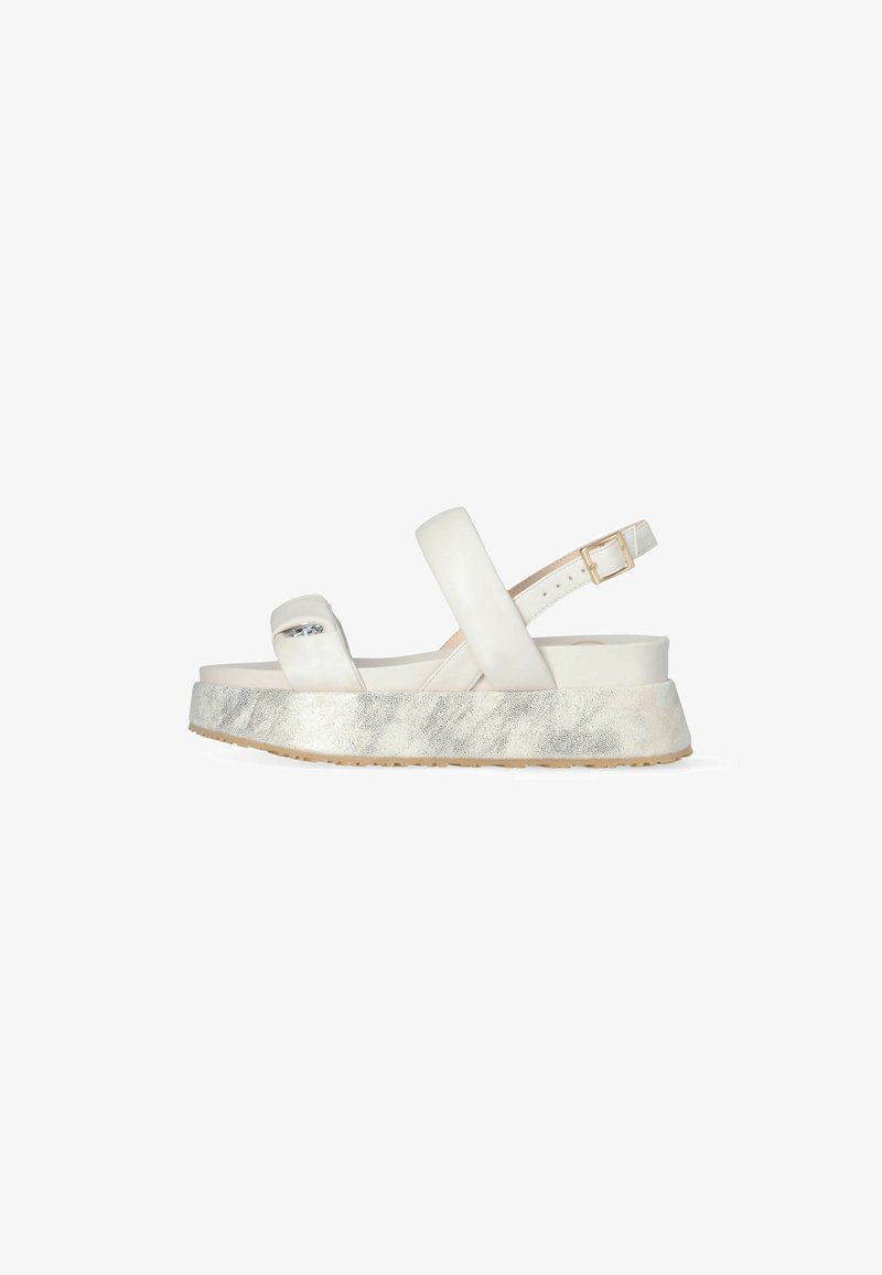 Weiße Plateau-Sandalen mit glänzender Oberfläche, ausgestattet mit einem breiten Riemen, verstellbarem Knöchelriemen und einer metallisch silbernen strukturierten Sohle.