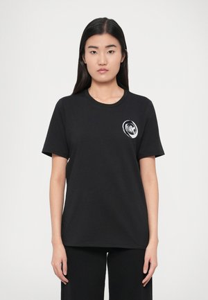 CHARM SMALL TEE - Nyomott mintás póló - black