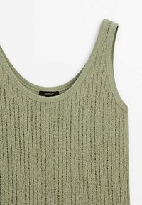 Débardeur sans manches en maille vert olive clair avec un motif côtelé vertical texturé et un encolure ronde.