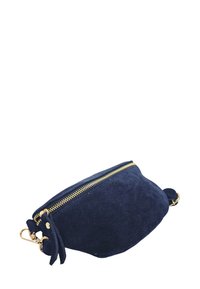 Pochette en cuir suédé bleu marine avec fermeture éclair dorée, de forme arrondie et dotée d'une sangle sur le côté. Présente une texture douce et un design minimaliste.