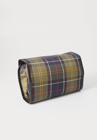 Sac de toilette rectangulaire plié avec un motif écossais vert olive, bleu marine, rouge, jaune et blanc, et un contour noir sur fond blanc.