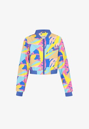 Zkrácená bomer bunda s vícemi barevnými potisky a abstraktními vzory; má zapínání na zip vpředu a žebrované manžety a spodní lem v modré barvě.