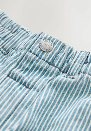 Hellblauer und weiß gestreifter Stoff mit einem Metallknopf mit Gravuren. Die Textur ist glatt mit gewebtem Aussehen.