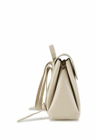 Sac à main en cuir beige au design structuré, avec une fermeture triangulaire et deux sangles ajustables sur les côtés pour plus de polyvalence.