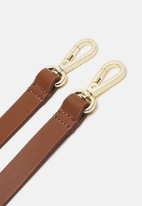 Cinturino in pelle marrone con minuteria in metallo dorato, dotato di due ganci a scatto e cuciture visibili per un tocco di dettaglio in più.