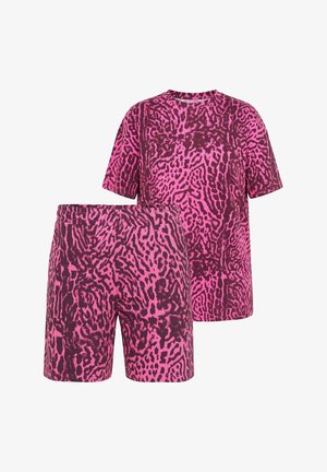 Ensemble t-shirt manches courtes et short taille élastique en rose vif avec motif animal abstrait violet foncé.