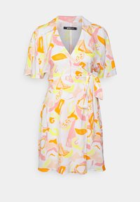 Vestido envolvente de manga curta em tecido branco, apresentando um padrão abstrato colorido com formas em rosa, amarelo e laranja. Detalhe na cintura com laço.